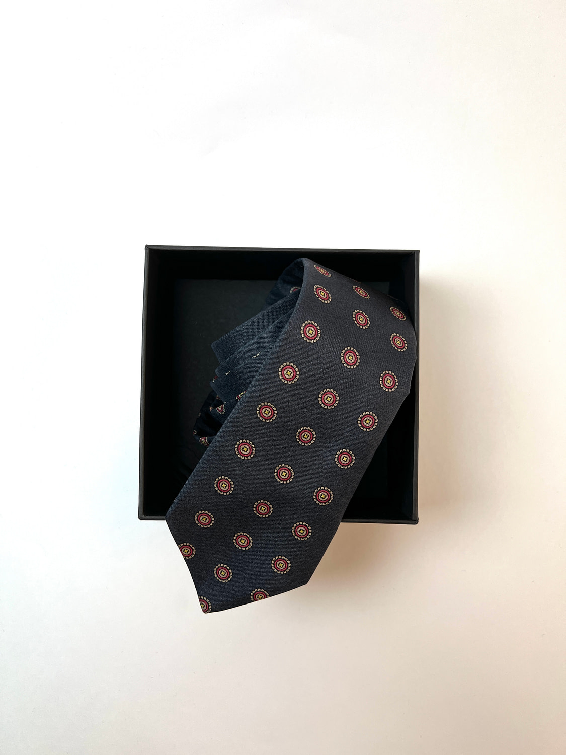 margas vyriškas kaklaraištis